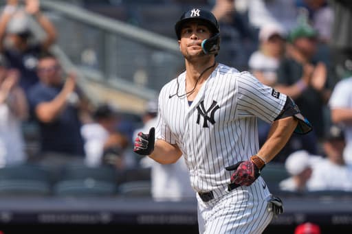 Yankees’ Giancarlo Stanton leaves in 6th inning against Astros because of tightness in right leg