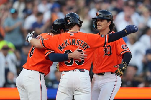 Venezuelan pitchers Montero and De Jesus combine for a 5-hitter as the Tigers beat the Astros 8-0
