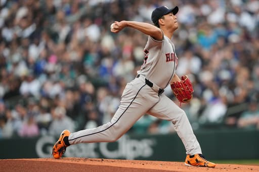 Lee leads Giants against the Phillies after 4-hit game
