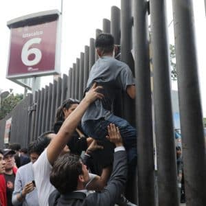 Serie del Rey: Primer Juego Pospuesto, Serie Completa Retrasada Debido a un Evento Político