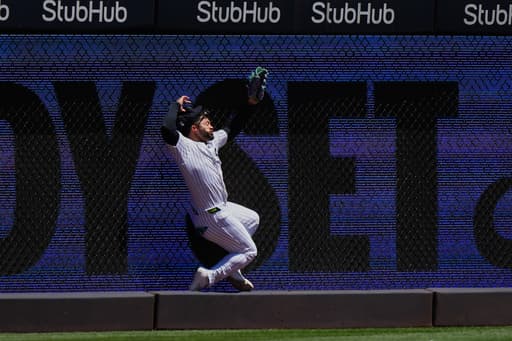 Yankees’ Jasson Domínguez sprains shoulder crashing into wall, leading to Spencer Jones call-up