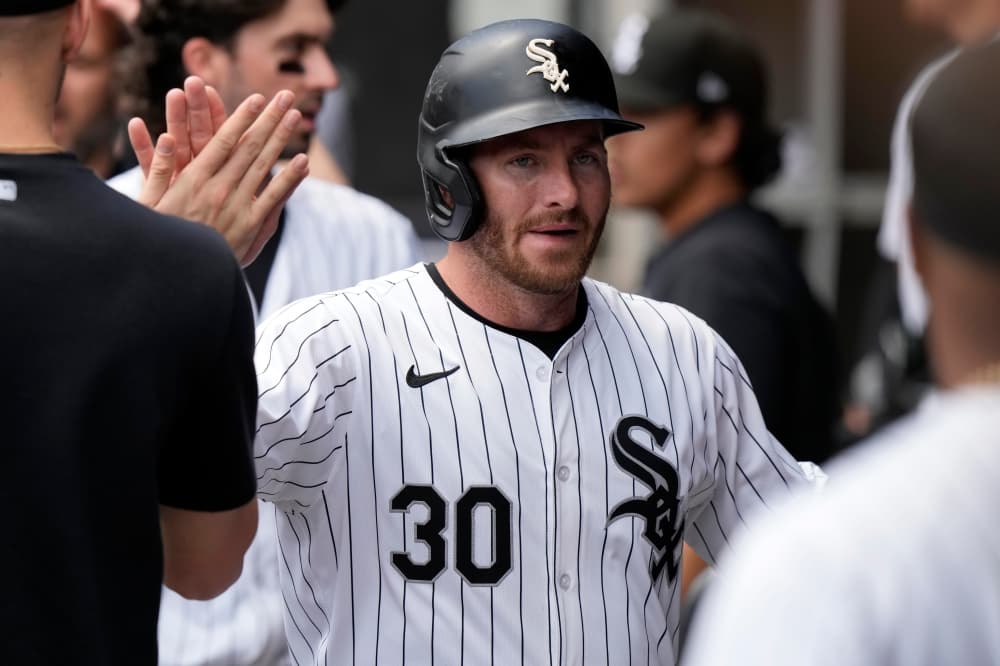 Rangers reacquire switch-hitting OF Robbie Grossman in a trade with the White Sox