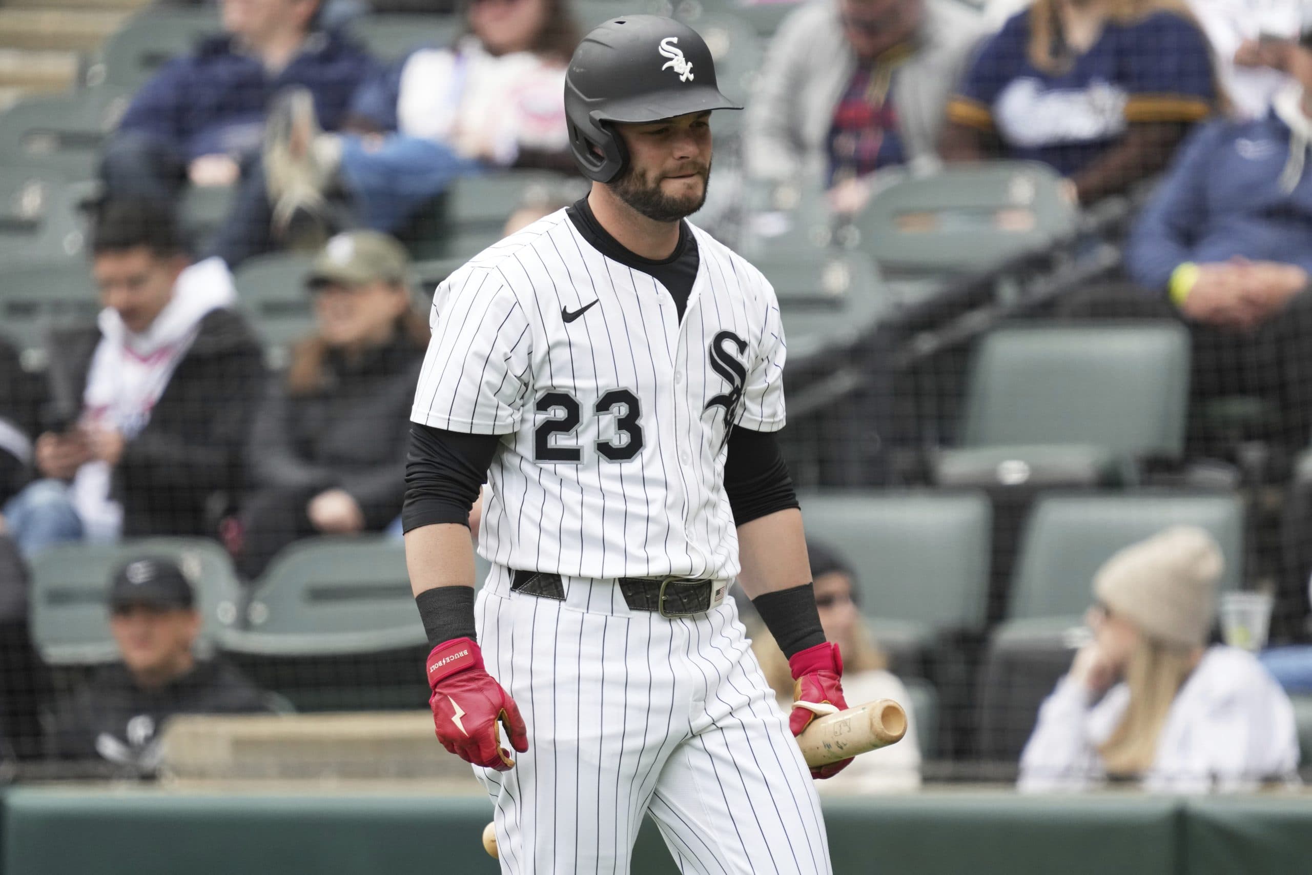 White Sox OF Andrew Benintendi departs because of left calf tightness