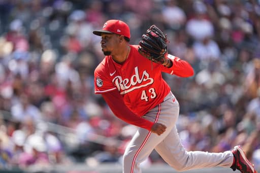 Rangers sign former All-Star reliever Alexis Díaz to a $1 million, 1-year contract