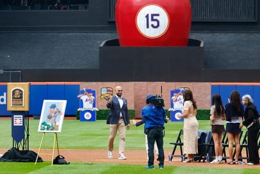 Carlos Beltran acknowledges fans during a ceremony to retire his number, Saturday, Sept. 19, 2026, in New York. (AP Photo/Noah K. Murray) (AP Photo/Noah K. Murray)