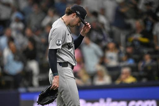 El abridor de los Yankees de Nueva York, Cam Schlittler, abandona el segundo juego de una serie divisional de la Liga Americana de béisbol contra los Rays de Tampa Bay durante la quinta entrada el lunes 5 de octubre de 2026, en San Petersburgo, Florida. (Foto AP/Phelan Ebenhack) (AP Photo/Phelan Ebenhack)