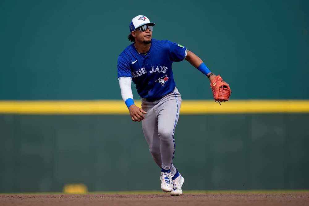 Blue Jays send INF Espinal to Reds in exchange for minor league RHP McElvain