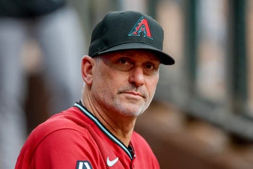 El manager de los Diamondbacks de Arizona, Torey Lovullo, espera el inicio del juego ante los Bravos de Atlanta, el viernes 15 de agosto de 2026 (AP Foto/Erik S. Lesser) (AP Photo/Erik S. Lesser)