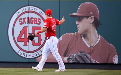 Righty Luis Perales acquired by Washington from Boston for lefty Jake Bennett in swap of prospects