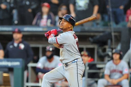 José Ramírez de los Guardianes de Cleveland batea un triple ante los Medias Blancas de Chicago en el tercer juego de la serie divisional de la Liga Americana, el miércoles 7 de octubre de 2026, en Chicago. (AP Foto/Melissa Tamez) (AP Photo/Melissa Tamez)