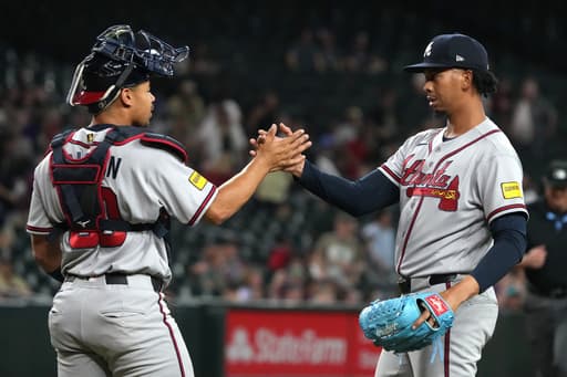 Braves beat the Diamondbacks 17-2 after an 8-run fifth inning