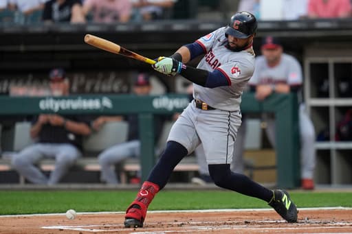 Chicago Cubs agree to a 1-year contract with first baseman Carlos Santana, AP source says