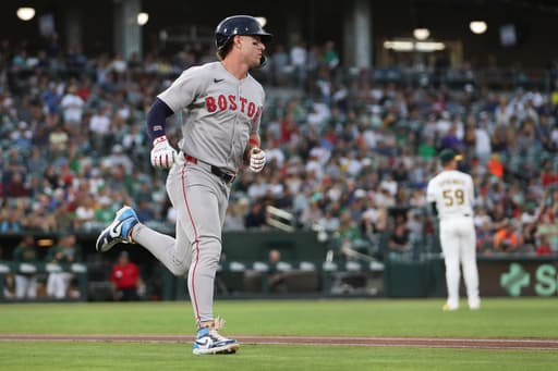 Red Sox 1B Romy Gonzalez leaves game against Athletics due to left knee soreness