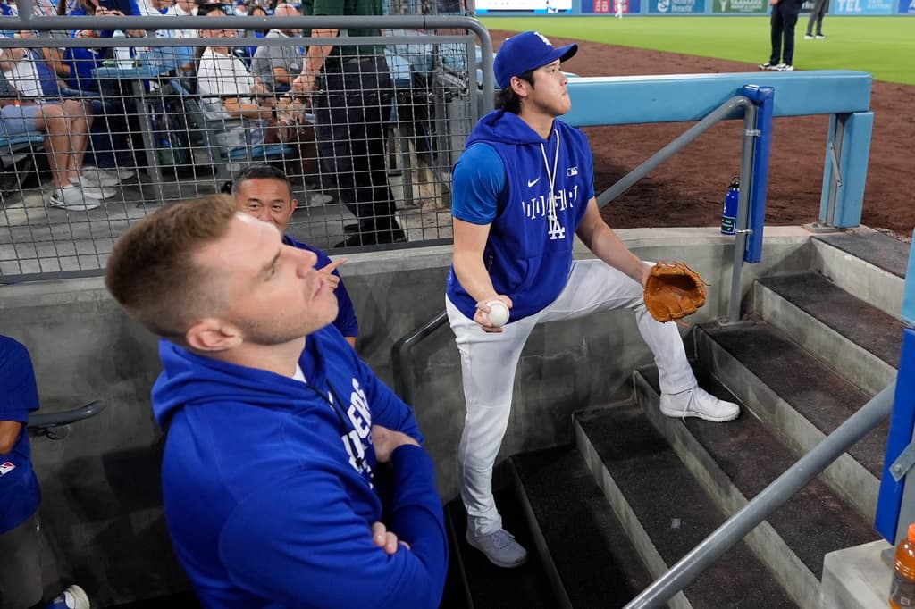 Freddie Freeman returns to the Dodgers' lineup after missing 2 games with a knee issue