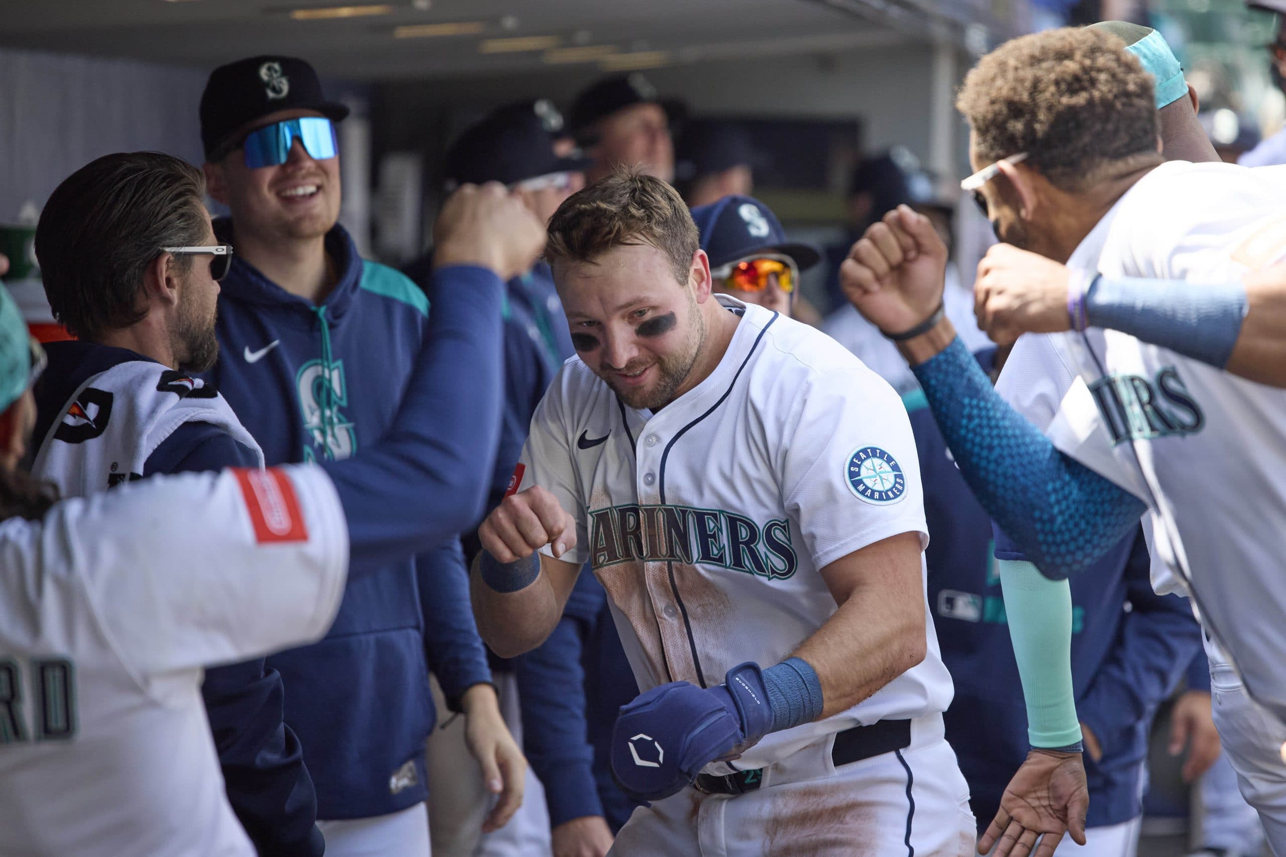 Raleigh homers twice, struggling Rangers held to three hits in Mariners’ 13-1 win