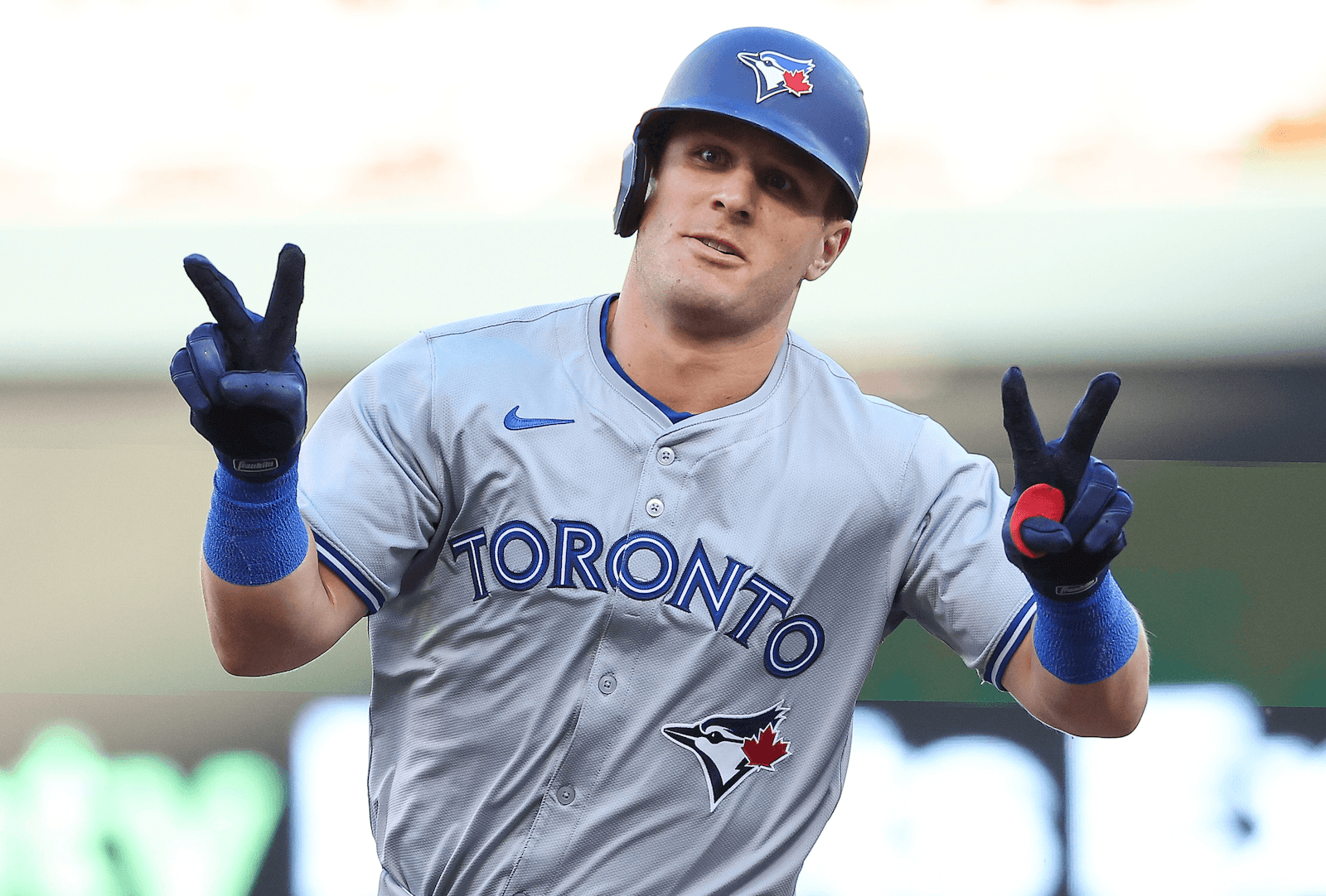 Toronto Gold Glove OF Varsho makes stunning, backhanded catch in season debut against Boston