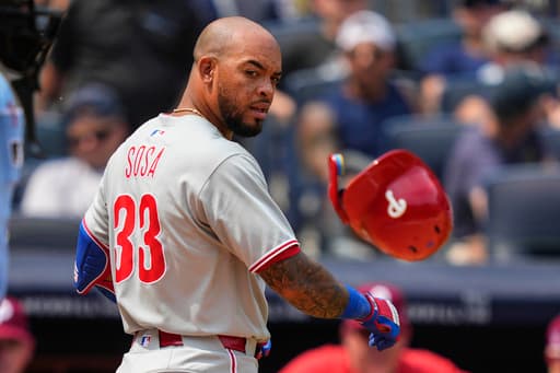 Phillies’ Edmundo Sosa leaves with bruised back after collision with teammate Brandon Marsh