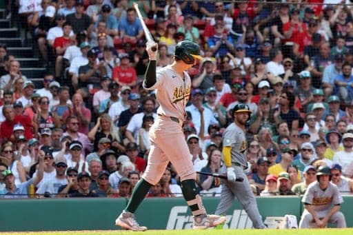 El bateador designado Tyler Soderstrom, de los Atléticos, reacciona tras poncharse durante el octavo inning del partido de béisbol contra los Medias Rojas de Boston, sábado 9 de agosto de 2026.(AP Foto/Mark Stockwell) (AP Photo/Mark Stockwell)