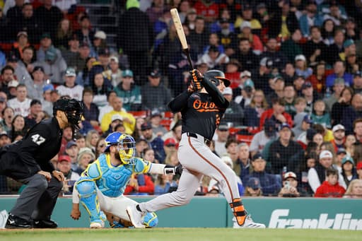 Orioles hang on to win nightcap against the Red Sox 2-1