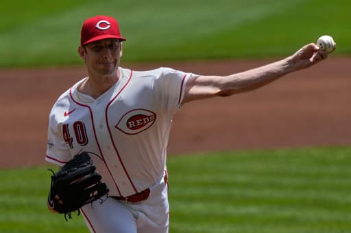 Eugenio Suárez homers, Reds overcome loss of Elly De La Cruz to hold off Braves 6-4