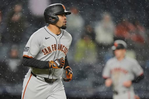 Giants continue hot start, beat Yankees 9-1 in rain-shortened game