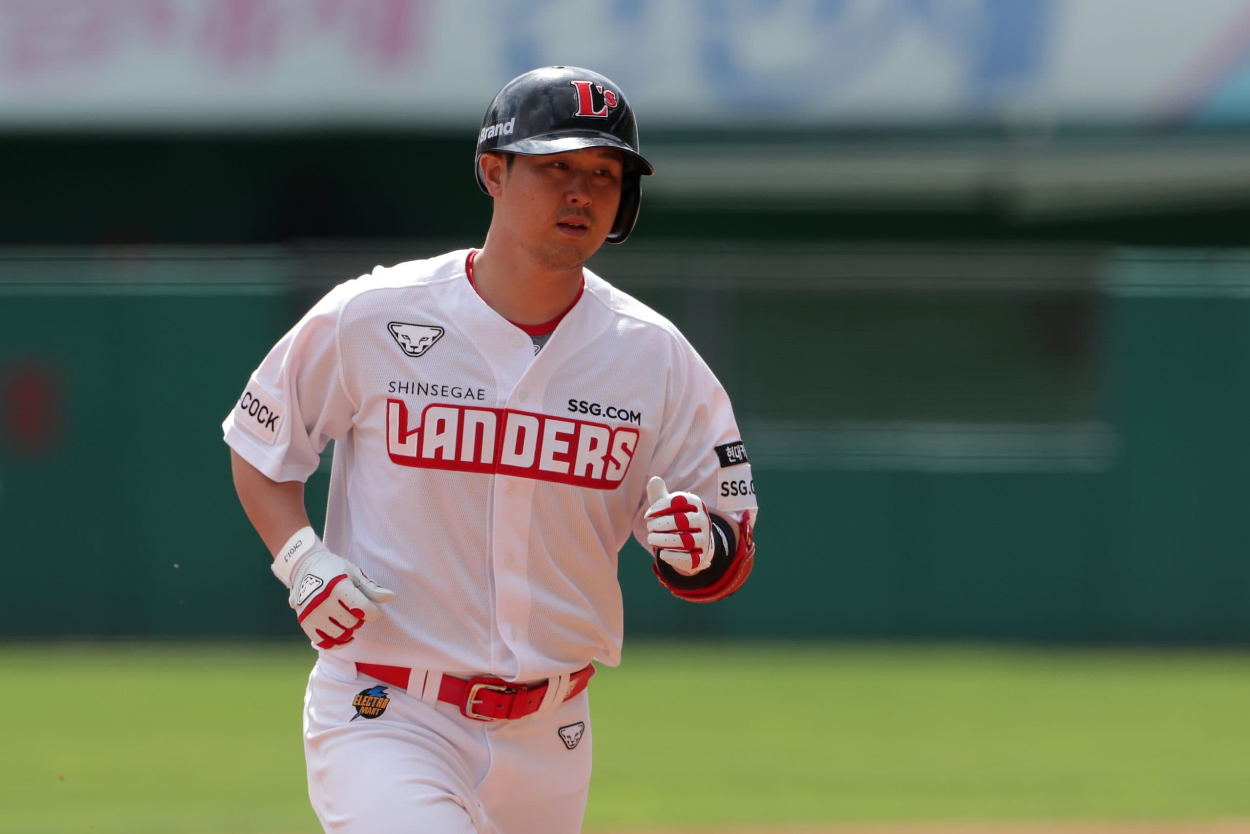 Choi Jeong Becomes First 500 Home Run Hitter in KBO History