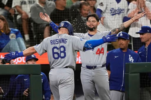 Kiké Hernandez hits go-ahead double in 9th to lift Dodgers past Mariners, 5-3