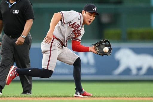 Atlanta Braves shortstop Ha-Seong Kim fields a grounder by Washington Nationals' Andres Chaparro during the fifth inning of a baseball game, Wednesday, Sept. 2, 2026, in Washington. (AP Photo/Nick Wass) (AP Photo/Nick Wass)