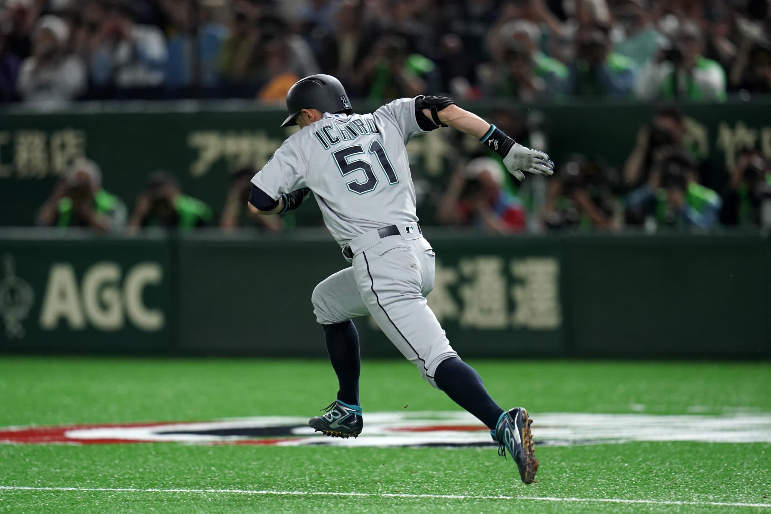 This Date in Baseball – Ichiro Becomes 1st Player to Reach 200 Hits in Each of his First 4 seasons