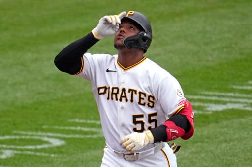 Pirates rookie outfielder Esmeryln Valdez leaves game with hand injury