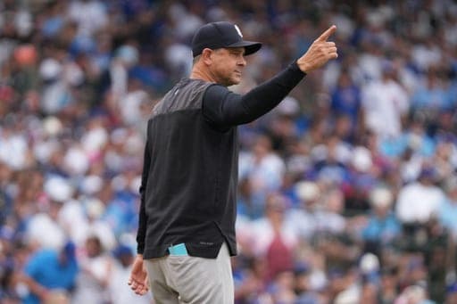 Aaron Boone, mánager de los Yankees de Nueva York, hace un cambiod e lanzador durante la octava entrada del juego de béisbol de Grandes Ligas contra los Cachorros de Chicago, el domingo 2 de agosto de 2026, en Chicago. (AP Foto/David Banks) (AP Photo/David Banks)
