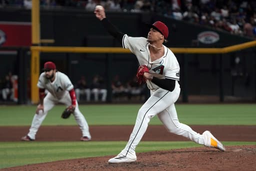 Diamondbacks reliever Justin Martinez exits with apparent injury in 9th inning against Mariners
