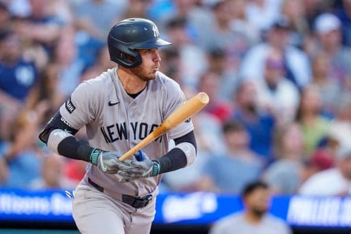 El jardinero de los Yankees de Nueva York, Cody Bellinger, conecta un sencillo para impulsar a Austin Wells durante la sexta entrada de un partido de béisbol contra los Filis de Filadelfia, el sábado 25 de julio de 2026, en Filadelfia. (Foto AP/Chris Szagola) (AP Photo/Chris Szagola)