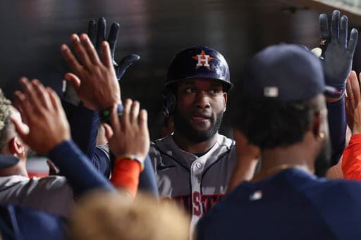 El cubano Yordan Álvarez de los Astros de Houston celebra su jonrón de tres carreras en la quinta entrada ante los Atléticos el sábado 26 de septiembre del 2026. (AP Foto/Sara Nevis) (AP Photo/Sara Nevis)