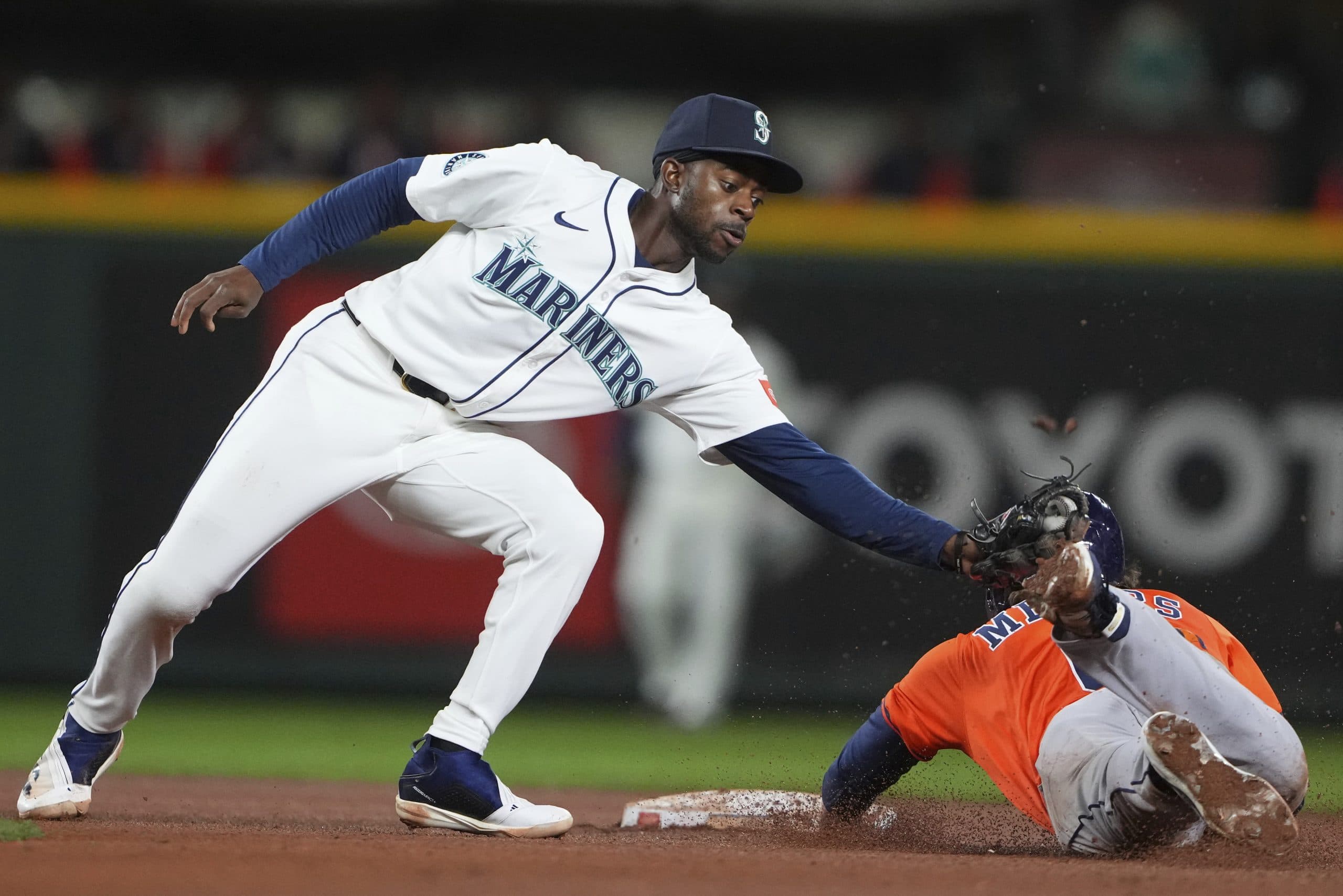 Caratini delivers winning hit to push Astros to 2-1 extra-innings win