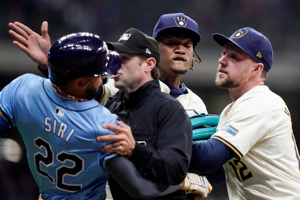 Rays and Brewers get into wild brawl, with Uribe and Siri in the middle of it