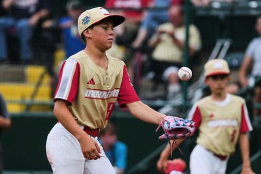 Henderson, Nev.'s Logan Edwards (8) collects himself on the mound during the fifth inning of the Little League World Series Championship baseball game against Curacao in South Williamsport, Pa., Sunday, Aug. 30, 2026. (AP Photo/Gene J. Puskar) (AP Photo/Gene J. Puskar)