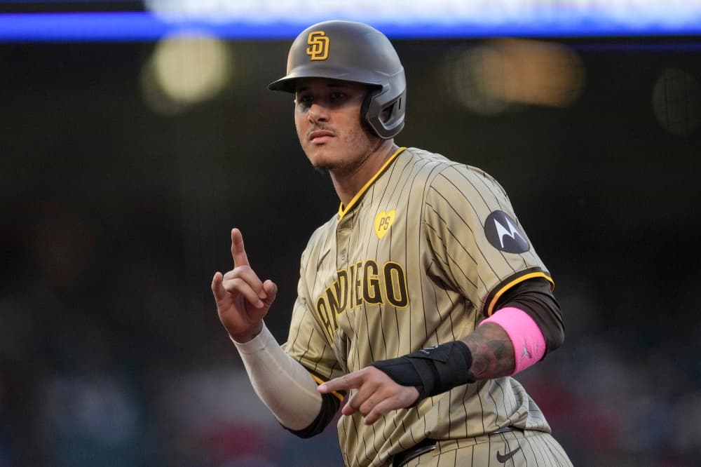 Padres’ Manny Machado leaves in the 4th inning vs. Angels after an apparent right leg injury