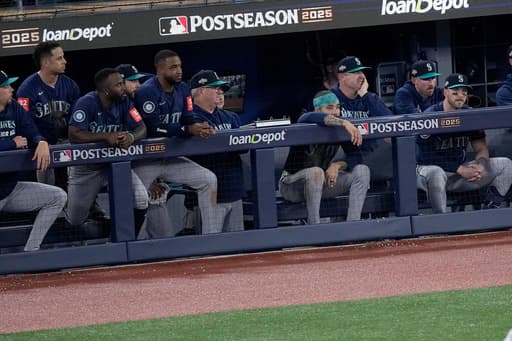 Eight outs from AL pennant, Mariners waste lead and remain only team without a World Series trip