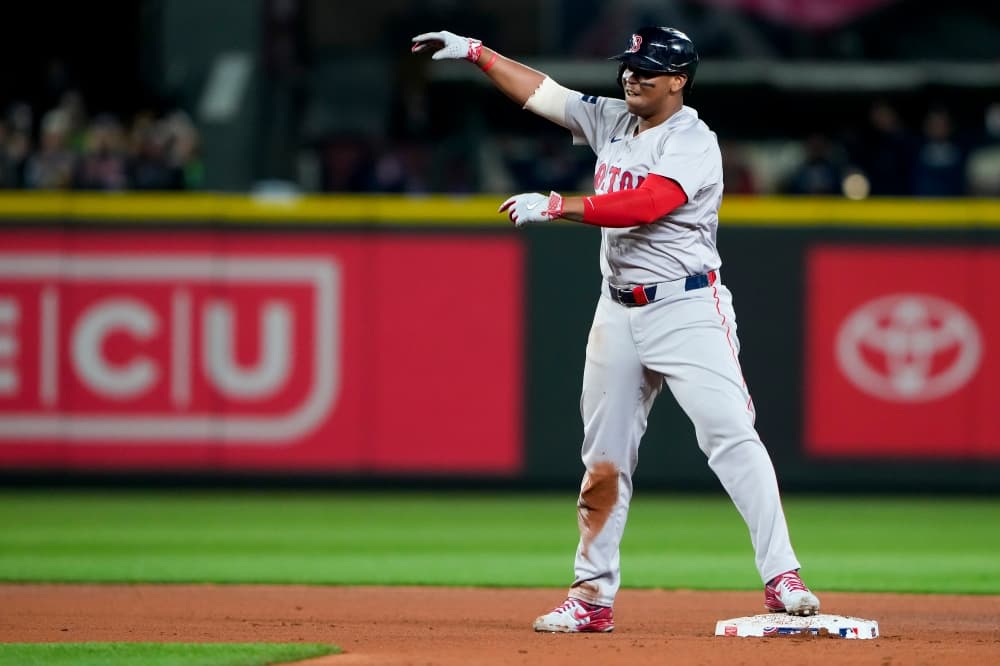 Rafael Devers scratched from Red Sox lineup before game vs. Mariners because of shoulder soreness