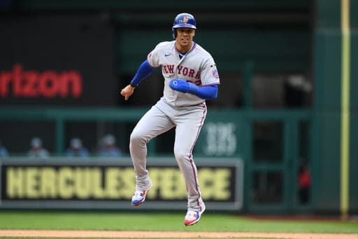 New York Mets' Juan Soto takes a lead from first base during the first inning of a baseball game against the Washington Nationals, Saturday, Sept. 26, 2026, in Washington. (AP Photo/Nick Wass) (AP Photo/Nick Wass)