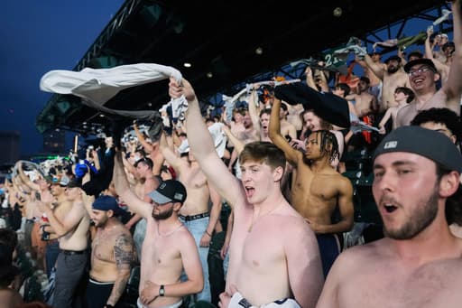 Shirtless fans the stars at MLB stadiums as “Tarps Off” trend sweeps baseball world