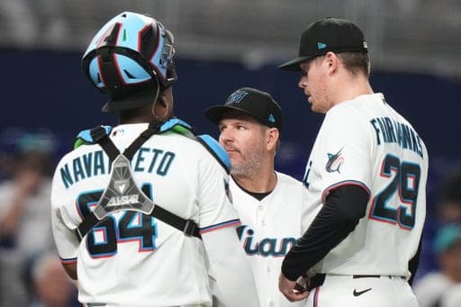 Miami Marlins relief pitcher Pete Fairbanks (29) talks with manager Clayton McCullough, center, before leaving the game due to an injury during the eighth inning of a baseball game against the Boston Red Sox, Monday, Aug. 24, 2026, in Miami. (AP Photo/Lynne Sladky) (AP Photo/Lynne Sladky)