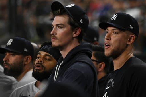 New York Yankees' Aaron Judge, right, reacts from the dugout during the eighth inning of a baseball game against the Arizona Diamondbacks, Sunday, Sept. 20, 2026, in Phoenix. (AP Photo/Caitlin O'Hara) (AP Photo/Caitlin O'Hara)