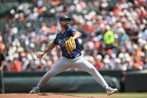 El pitcher de los Rays de Tampa Bay Nick Martinez lanza en la primera entrada ante los Orioles de Baltimore el domigo 23 de agosto del 2026. (AP Foto/Gail Burton) (AP Photo/Gail Burton)