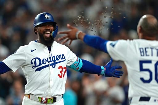 Betts’ sacrifice fly and Hernández’s homer lift Dodgers over Padres for tie in NL West