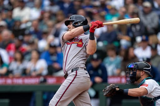 Braves place Sean Murphy on IL with fractured finger; sign Sandy León