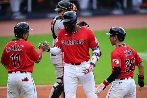 Jo Adell, de los Guardianes de Cleveland, es felicitado por José Ramírez y Steven Kwan luego de conseguir un jonrón de tres carreras ante los Gigantes de San Francisco, el martes 18 de agosto de 2026 (AP Foto/David Dermer) (AP Photo/David Dermer)