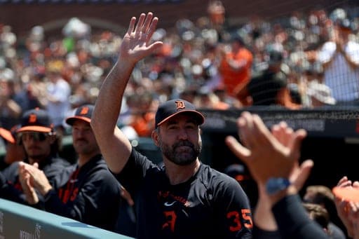 FILE - Detroit Tigers pitcher Justin Verlander, center, acknowledges the crowd during the second inning of a baseball game against the San Francisco Giants in San Francisco, on Aug. 9, 2026. (AP Photo/Jed Jacobsohn, File) (AP Photo/Jed Jacobsohn)