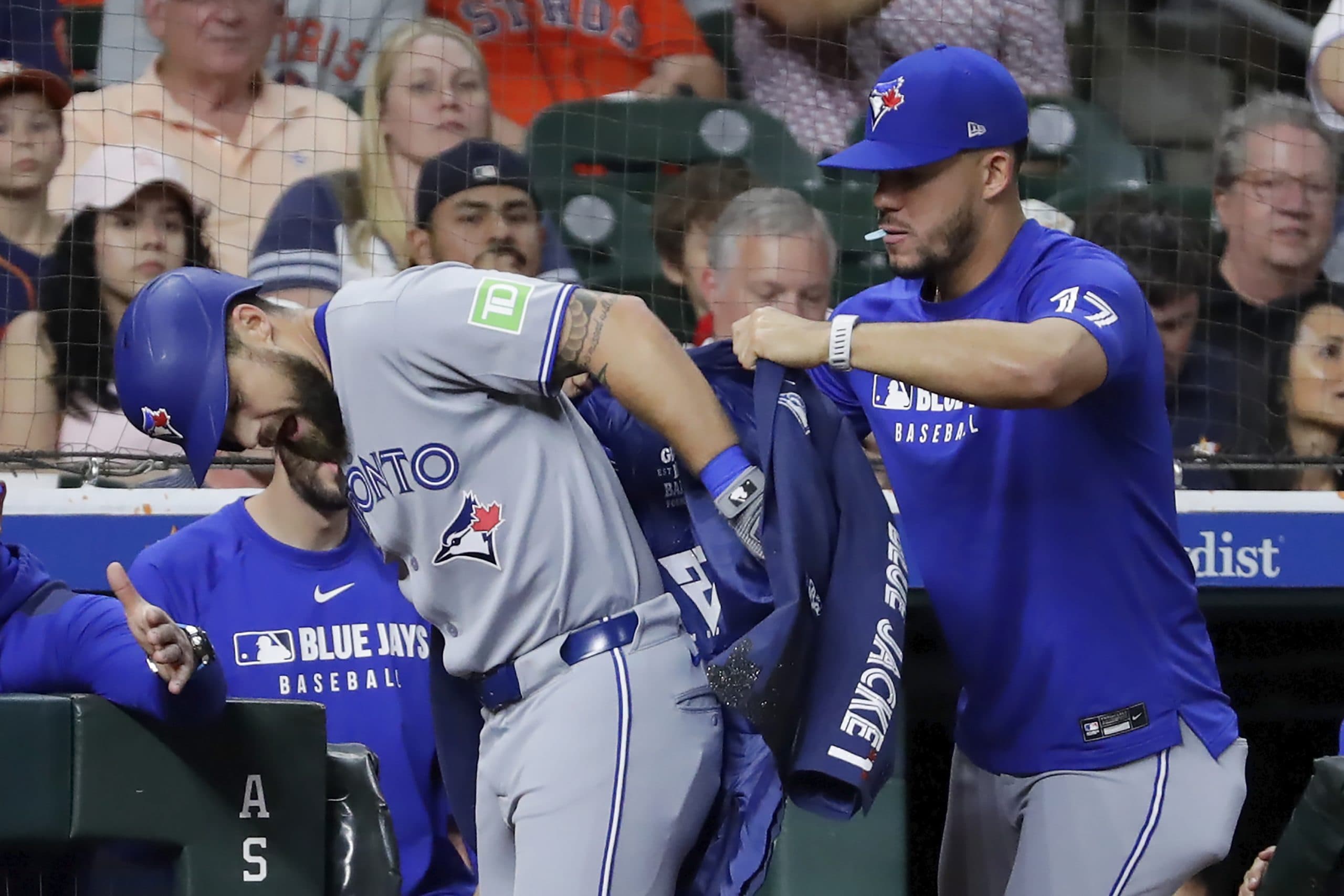 Lukes delivers tiebreaking hit in eighth, Ramírez leaves injured as Blue Jays beat Guardians 5-3
